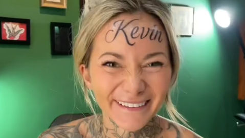 Ce a dezvăluit femeia care și-a tatuat numele iubitului Kevin pe frunte