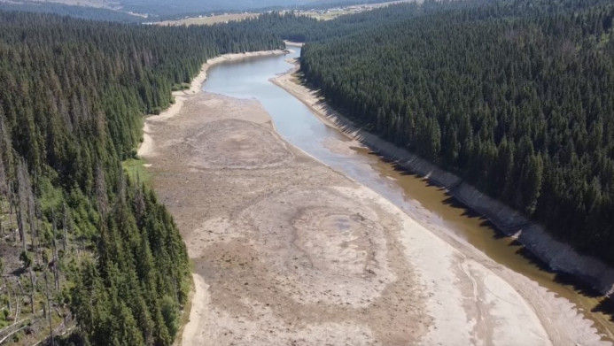 Imagini cu Lacul Beliș, după o lună de secetă: Apa a scăzut cu 13 metri