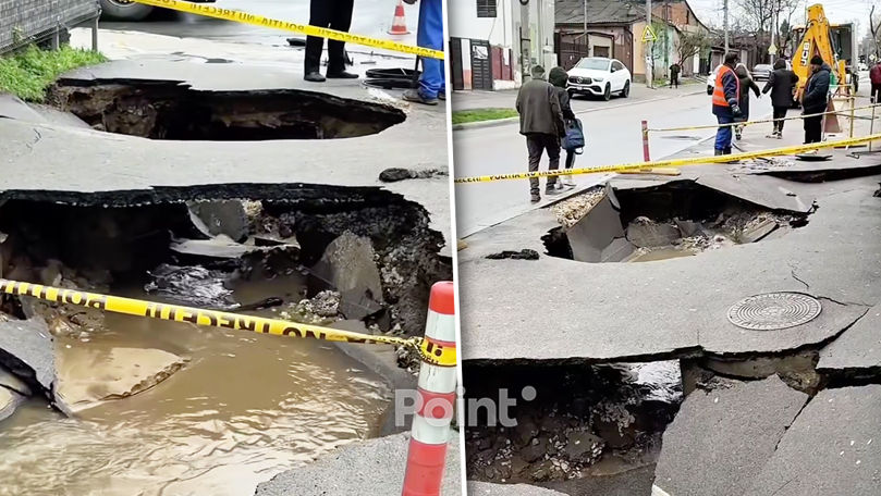 Pe strada Avram Iancu s-a surpat asfaltul: Serviciile specializate remediază avaria.