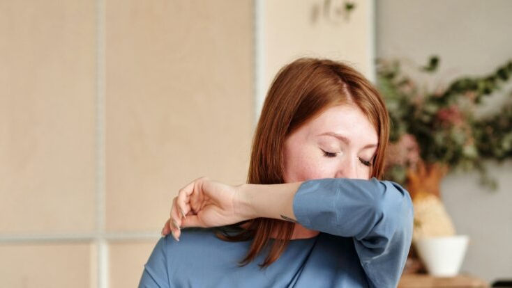 Tusea persistentă poate indica o pneumonie atipică. Cum să te protejezi