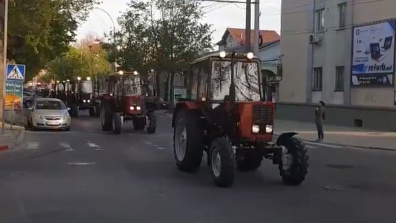 Cortegiul de tractoare promis de Lukașenko, filmat la Chișinău