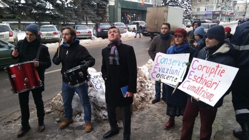 OccupyGuguță protestează la CEC și cere demisia membrilor comisiei