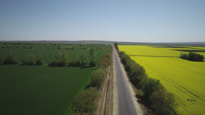 Un sector de drum de la ieșirea din Sârma, reparat în proporție de 50%