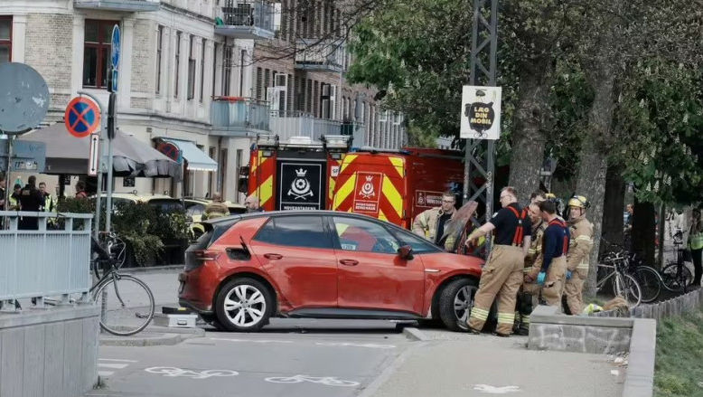 O mașină a intrat în mulțime la Copenhaga: 11 persoane au fost rănite