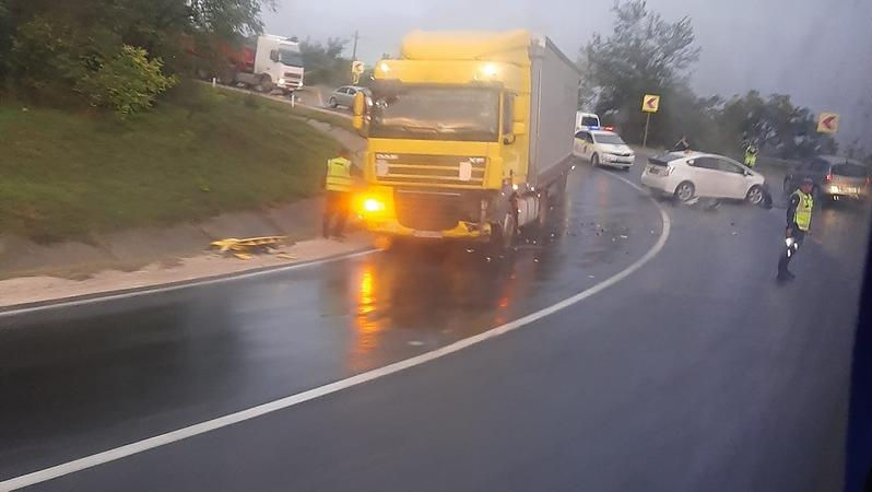 Accident matinal lângă Peresecina: Un taxi și un camion s-au tamponat