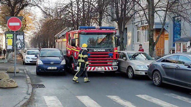 Mașina pompierilor, blocată de mașini lăsate pe stradă în Chișinău
