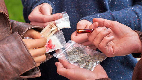 Alarmant: Doi indivizi, prinși consumând droguri în stradă