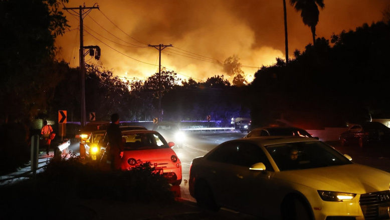 Incendiu la periferia Los Angeles: A fost declarată stare de urgență