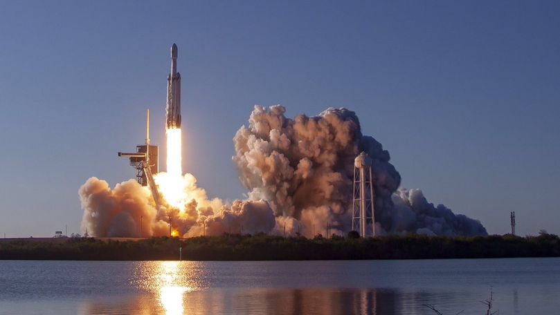 Premieră SpaceX: 3 propulsoare Falcon Heavy au aterizat cu succes