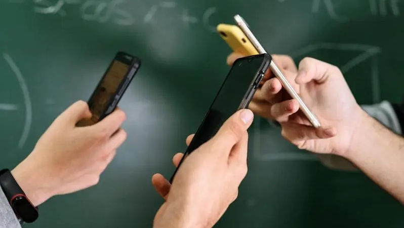 Concluziile unei țări din UE după interzicerea telefoanelor în școli
