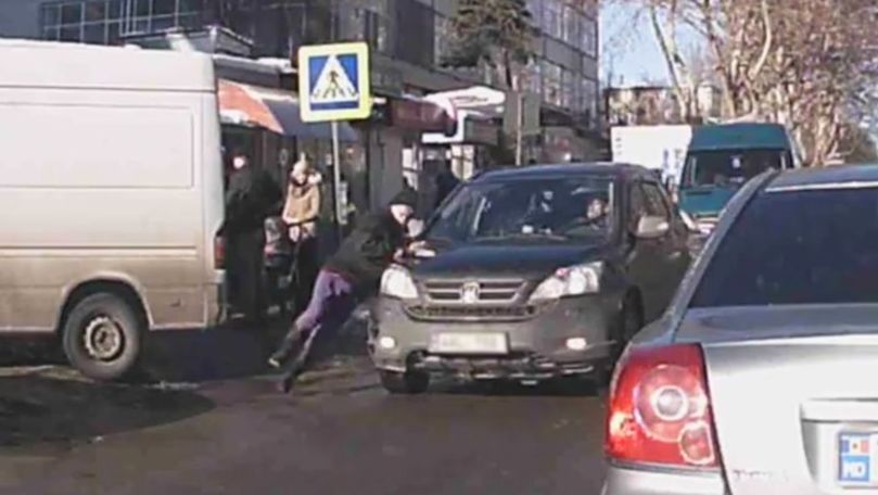 Momentul în care o femeie este lovită de mașină în Capitală