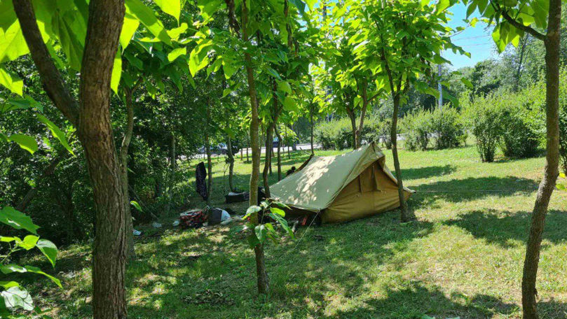 Persoane locuind în adăposturi improvizate, depistate într-un parc