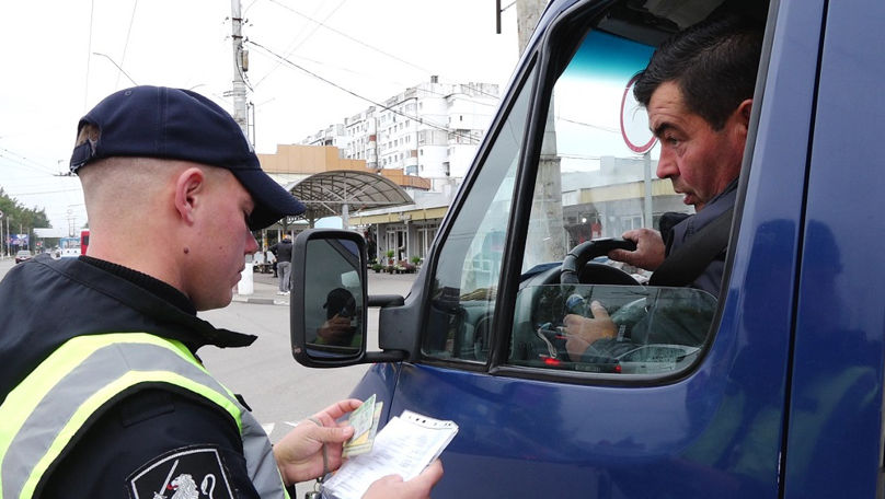 Șoferii de maxi-taxi, trași pe dreapta: Polițiștii le numără pasagerii