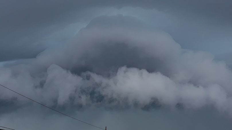 Fenomen meteo rar, filmat în Italia: Un nor uriaş a acoperit oraşul