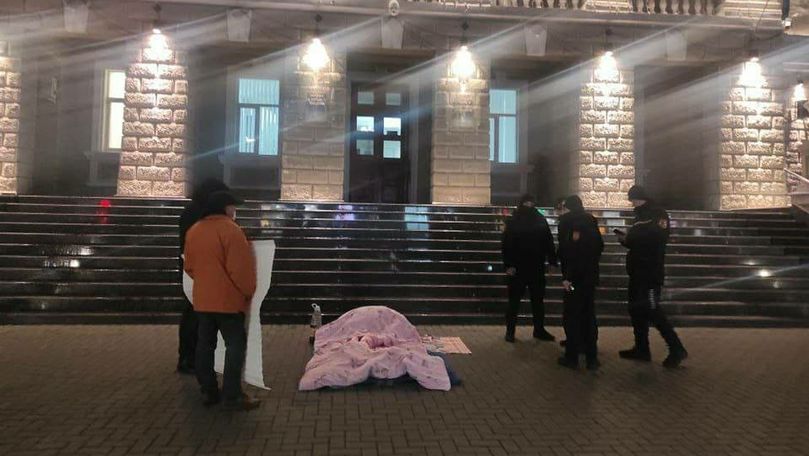 Un bărbat culcat în fața scărilor MAI cere o discuție cu ministrul
