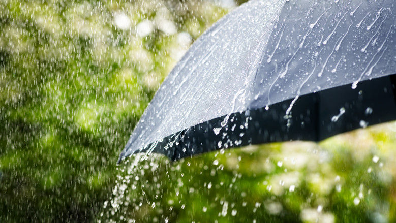După caniculă, vin ploi: Meteorologii anunță averse cu descărcări
