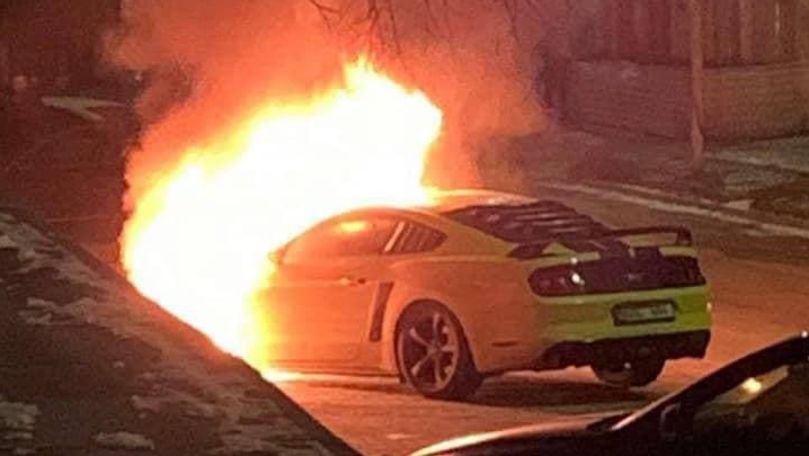 Ford Mustang, surprins cum arde în Chișinău. Surse: Avea un defect