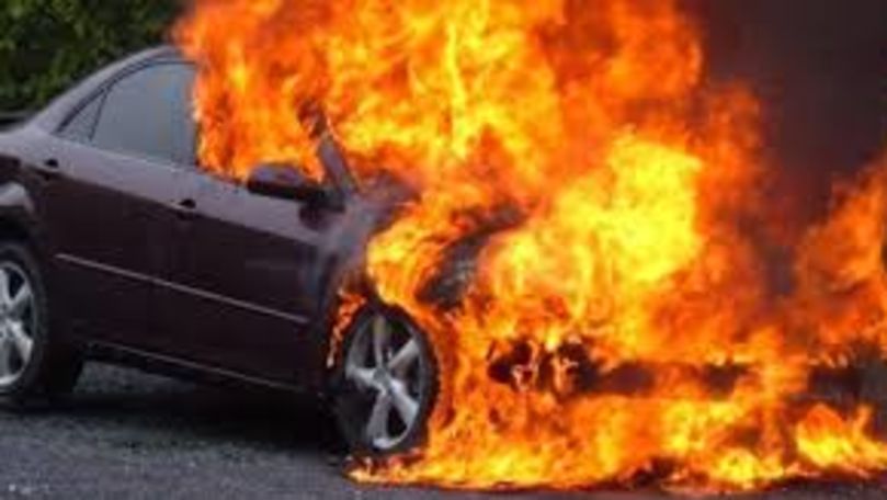 O mașină, filmată cum arde într-o curte din sectorul Centru