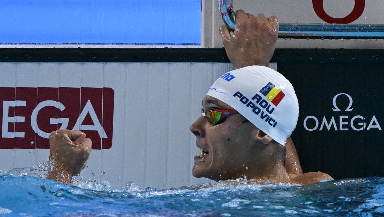 Înotătorul român David Popovici a devenit dublu campion mondial