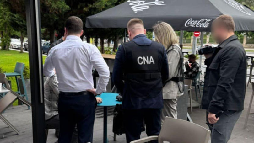 Un bărbat, reținut în flagrant de CNA: E bănuit de trafic de influență