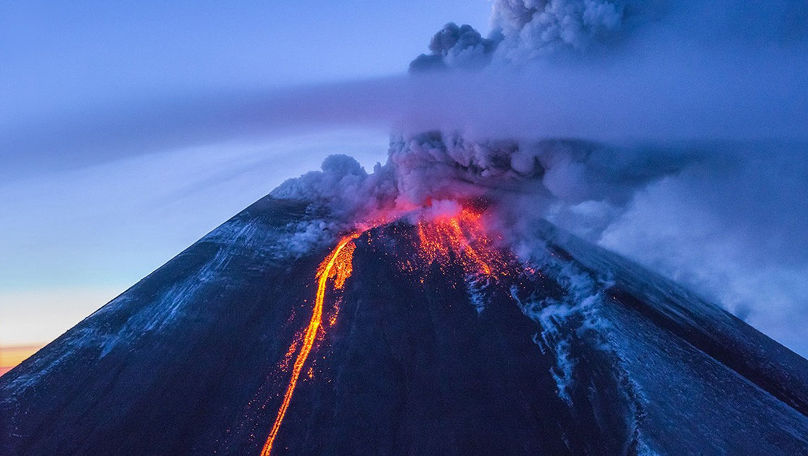 Un vulcan din Kamceatka a început să erupă după un cutremur puternic