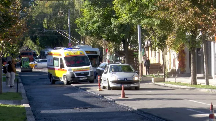 Nervi întinși la maxim pe o stradă: Unii muncitori jucau cărți