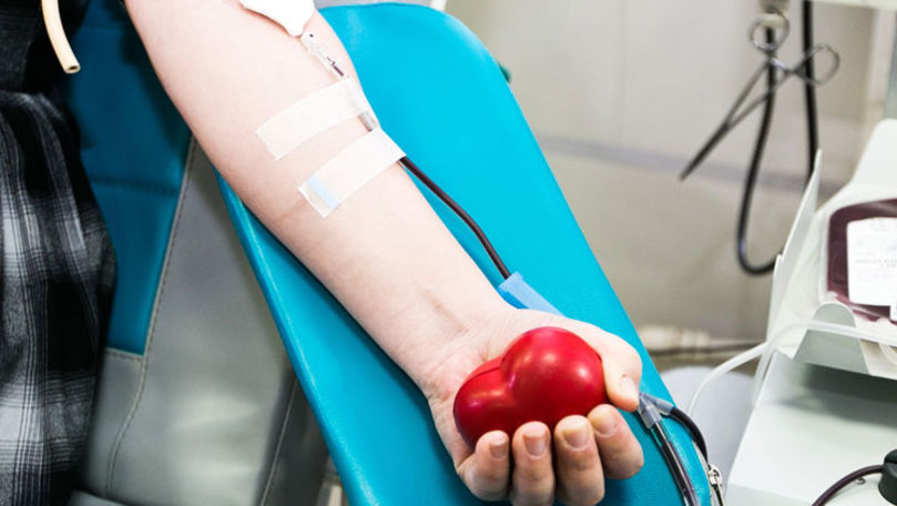 Национальный центр переливания крови призывает граждан сдать кровь.