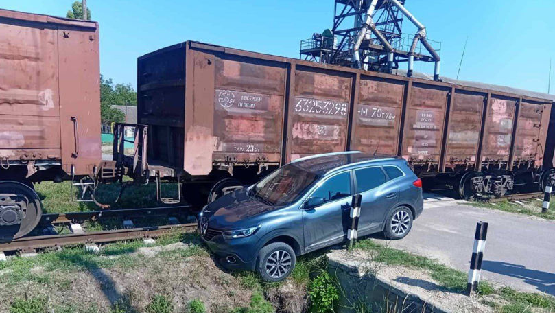 Un autoturism a fost lovit de tren la Rogojeni