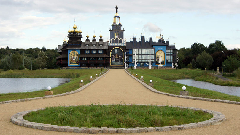 Un palat a cărui piatră de temelie a fost pusă de Gorbaciov, la vânzare