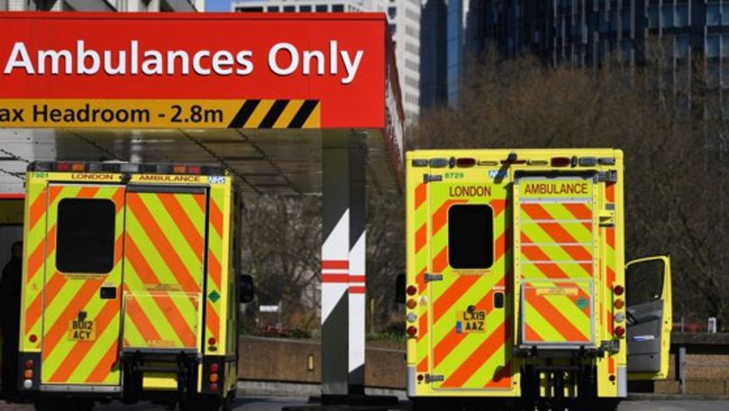 O femeie infectată din Londra a murit după ce ambulanța i-a părăsit casa