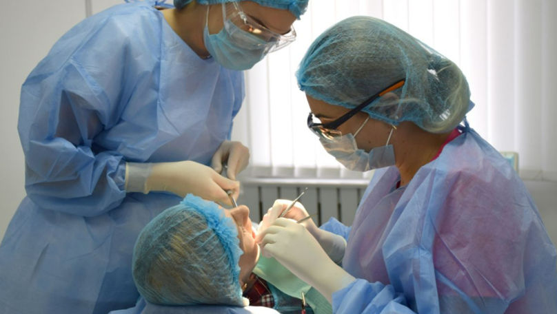 Tot mai mulți moldoveni revin din străinătate pentru tratamente dentare