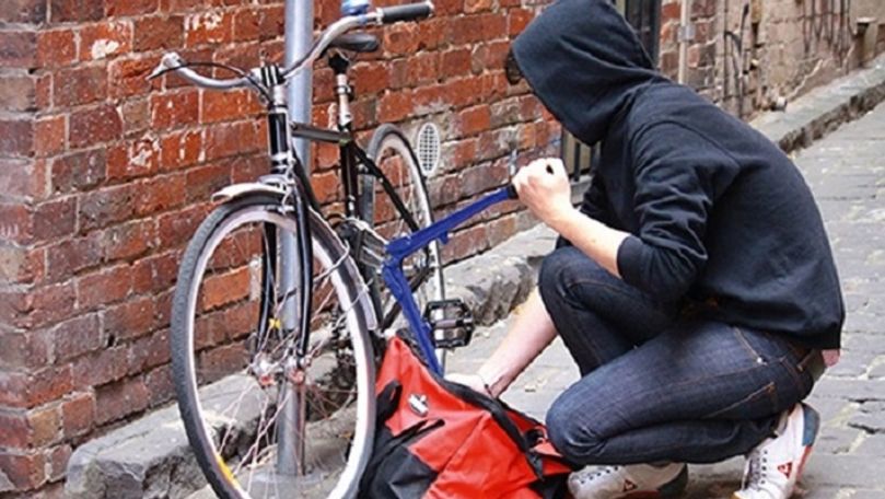 Un tânăr a fost filmat cum fură o bicicletă din scara unui bloc