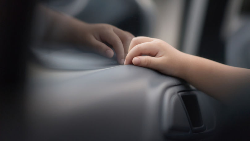 Spania: Un copil de 2 ani a murit, uitat într-o maşină parcată în soare
