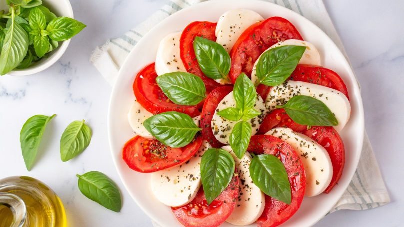 Roșiile cu brânză îngrașă? Răspunsul unor nutriționiști