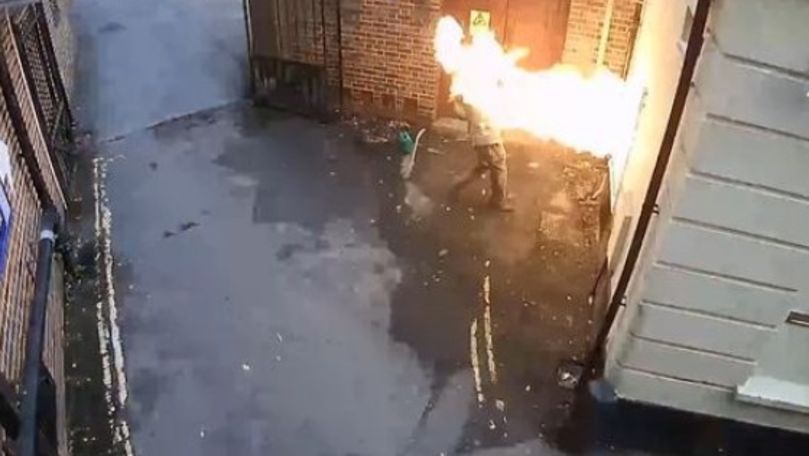 Un terorist incendiază o sinagogă, dar focul îi explodează în față