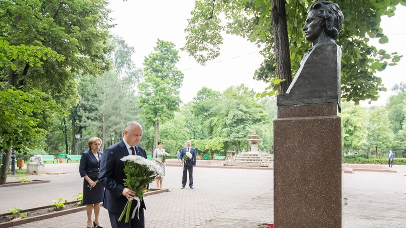 Dodon și Greceanîi au depus flori la bustul lui Mihai Eminescu