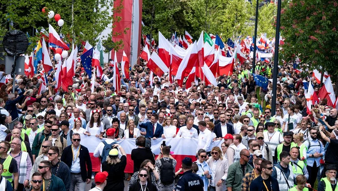 Alegeri în Polonia: Zeci de mii de oameni participă la două manifestații