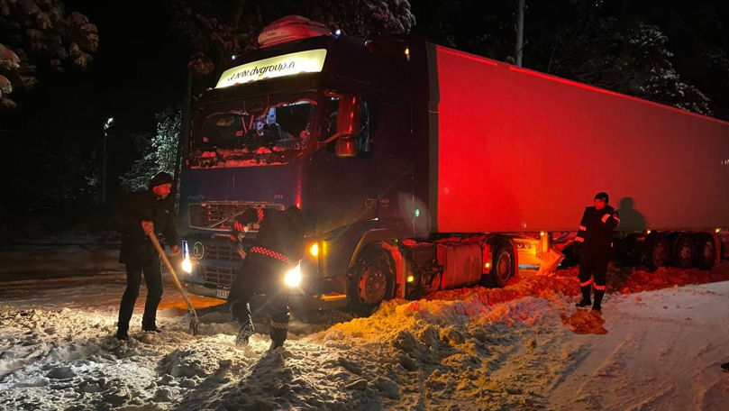 Doi șoferi, rămași blocați în nămeți, ajutați de carabinierii din Bălți