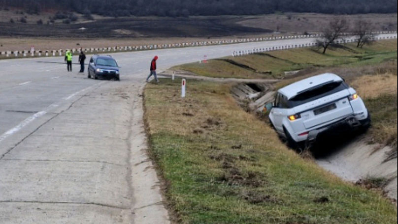 Accident la Ialoveni: O Dacia a proiectat un Range Rover în șanț