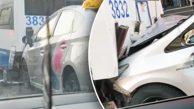 Accident grav în Capitală: O mașină de taxi a intrat într-un troleibuz