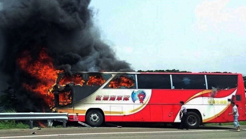 China: 26 de morți și 30 de răniți după ce un autocar a luat foc