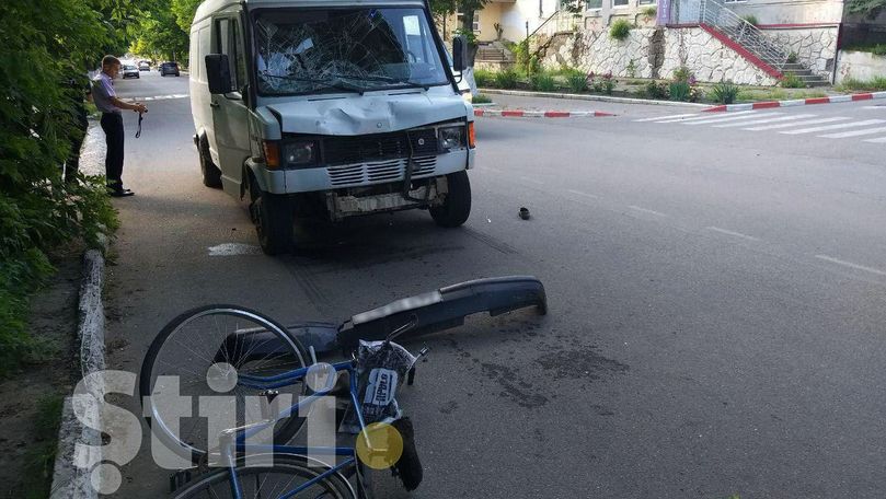 Grav accident în raionul Râșcani. Un biciclist, lovit de un microbuz