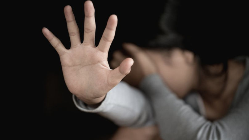 Violență lângă o școală: O fată stă pe genunchi, iar alta o lovește