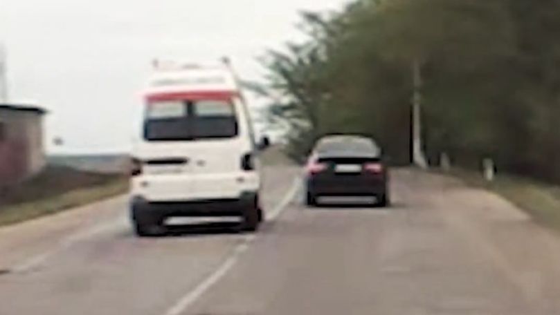 BMW, filmat cum nu cedează trecerea unei ambulanțe cu girofarul pornit