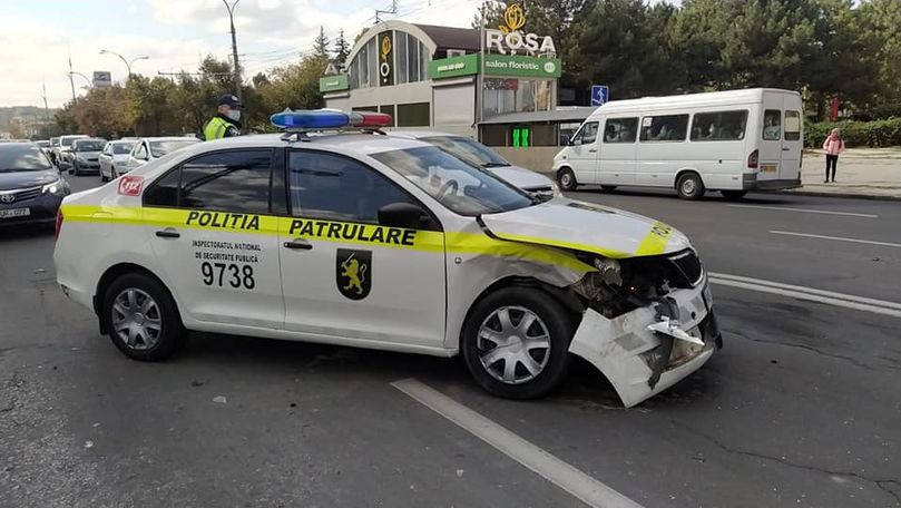 O Skoda a INSP s-a ciocnit cu un taxi în Capitală: Precizările Poliției