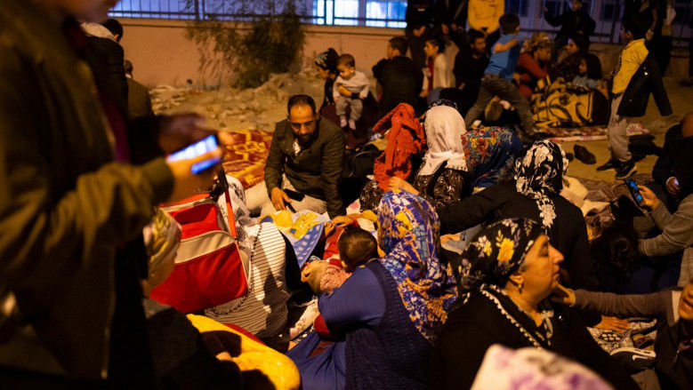 Turcii se tem de cutremure: Dorm cu apă, biscuiți și fluiere lângă pat