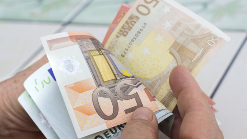 Un preot a găsit un plic cu 5.000 de euro într-o toaletă