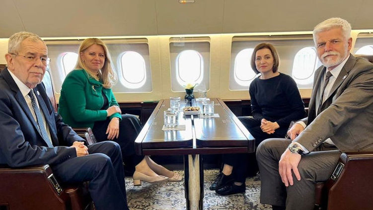 В администрации президента отчитались о расходах на зарубежные визиты Санду.