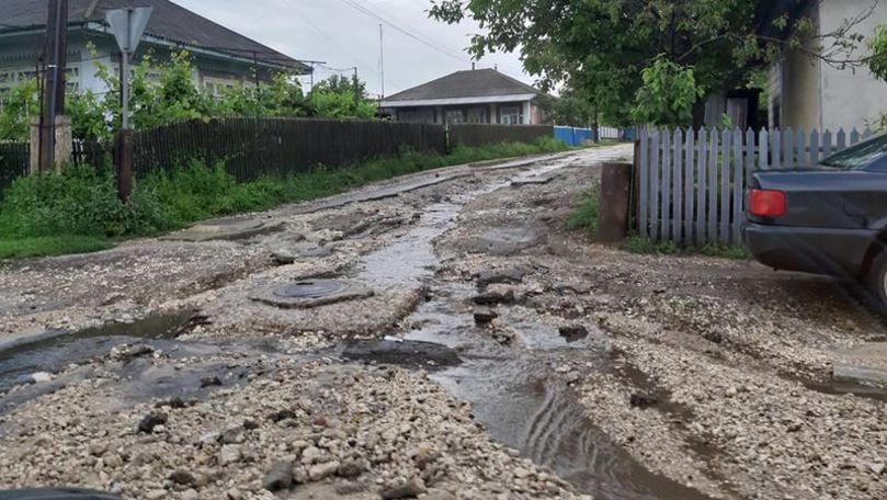 Ploaia a spălat partea carosabilă de pe mai multe străzi din Glodeni