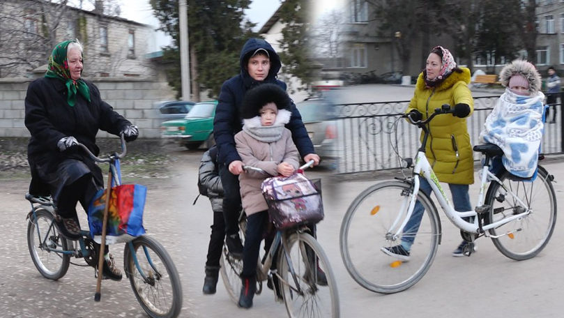 Locuitorii unui sat din nordul Moldovei merg peste tot pe două roți